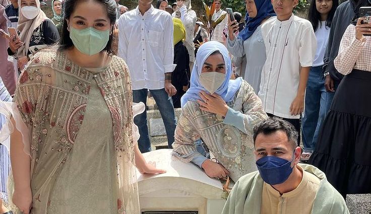 Raffi Ahmad, Nagita Slavina, dan Amy Qanita kunjungi malam almarhum Munawar Ahmad, papa Raffi Ahmad, di momen Lebaran 2022.