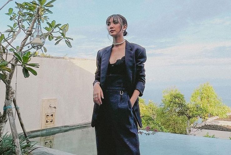 Datang ke resepsi pernikahan Maudy Ayunda dan Jesse Choi, Sheila Dara pakai baju milik sang suami, Vidi Aldiano.