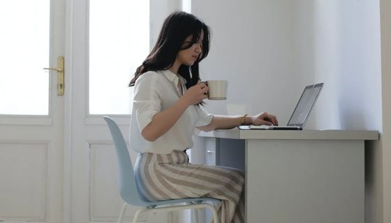 Perempuan yang lahir jadi generasi sandwich butuh pekerjaan yang bisa dilakukan remote? Ternyata ini alasannya!