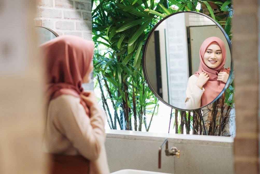 Dalam rangka memperingati Hari Hijab Sedunia, yuk ketahui tren hijab 2022 ini, mulai dari bahan hingga warnanya.