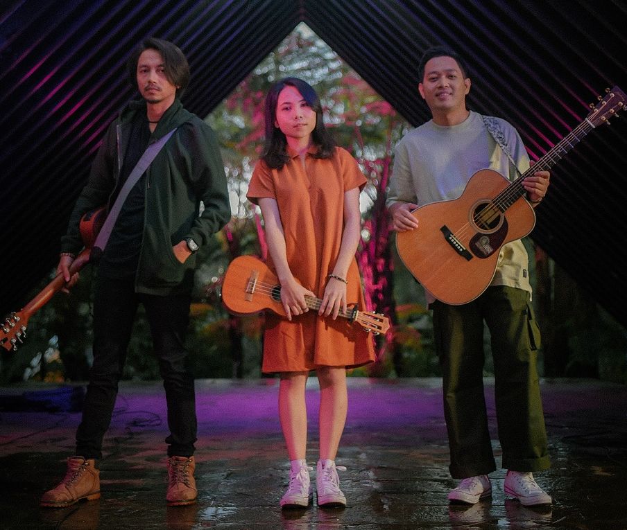 Suara Kayu berkolaborasi dengan Fiersa Besari di lagu Tak Perlu Ada Senja. Ternyata, ada cerita seorang kekasih memberi ungkapan dengan perumpamaan.