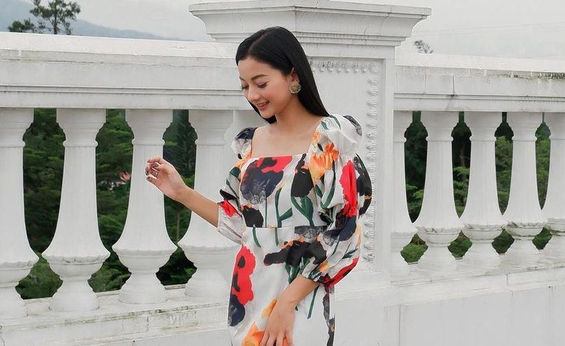 Datang ke pesta pernikahan seringnya kita memakai batik atau kebaya. Padahal, ada banyak loh, pilihan pakaian ke pesta pernikahan yang bisa kamu coba!