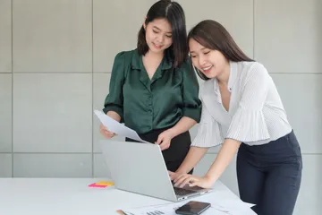 Ilustrasi tips mendapatkan investor bisnis untuk ide usaha yang akan mulai dijalankan.
