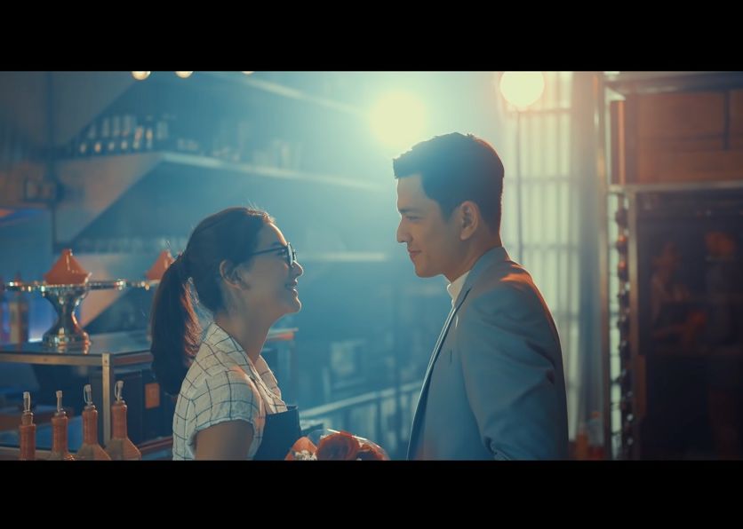 Aktris Glenca Chysara tak hanya berperan sebagai Elsa di Ikatan Cinta, lho. Bersama Rendi Jhon, ia menjadi model video klip lagu 