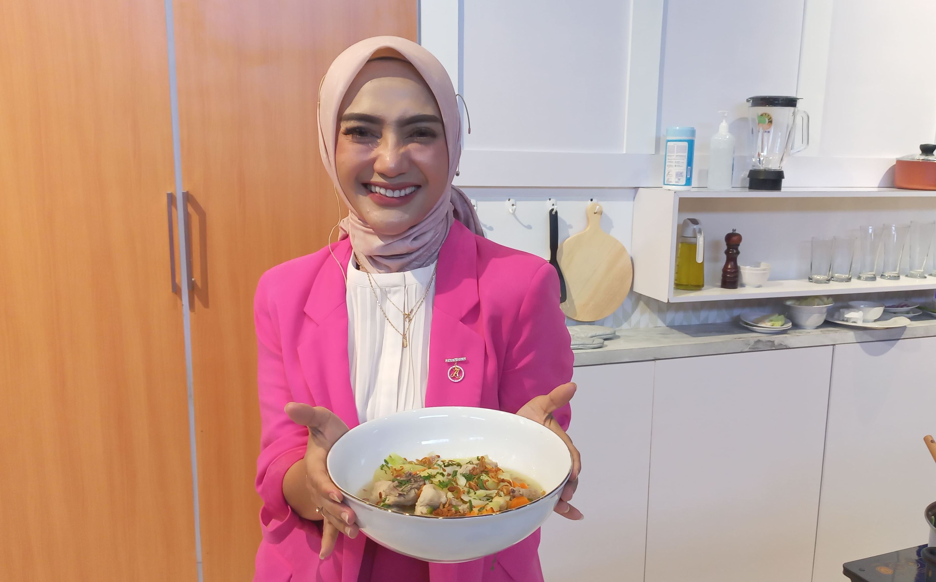 Berikut ini tips memasak sup ayam ala Mama Lita, mulai dari siapkan bumbu halus hingga pemilihan daging ayam yang tepat!