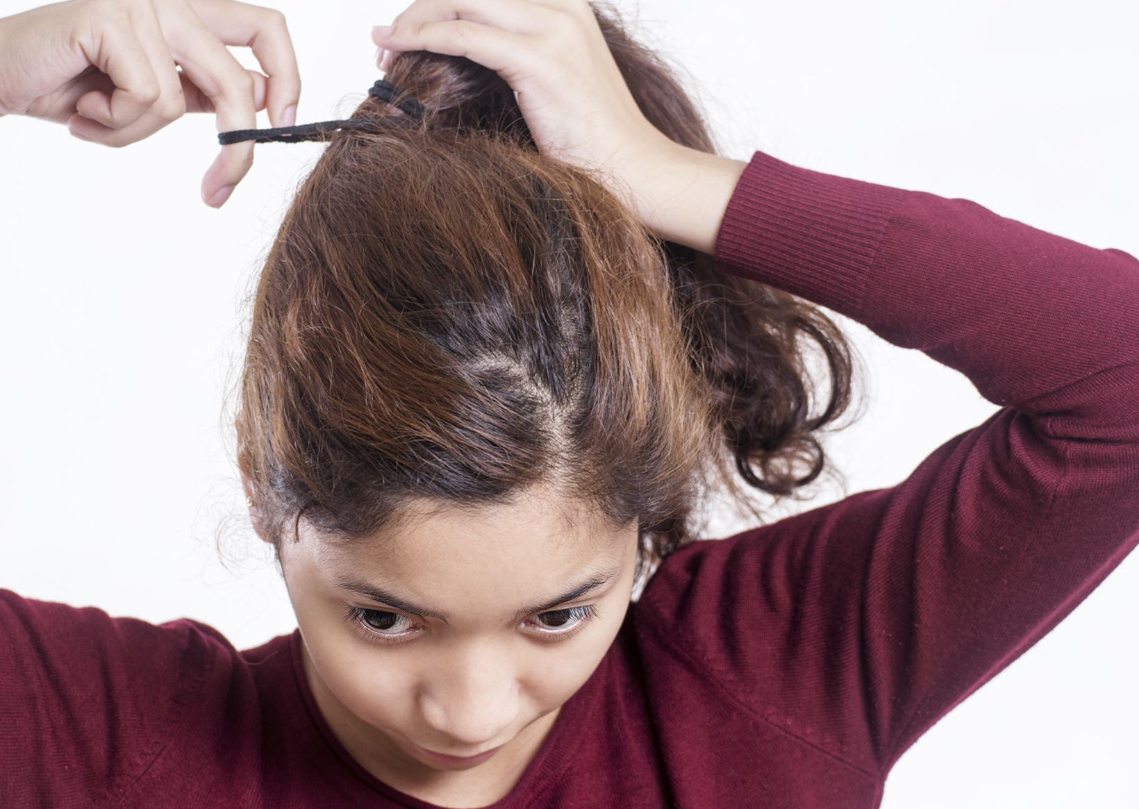Berikut ini empat tips merawat rambut di musim hujan demi mencegah frizzy hair, mulai dari keramas hingga pijat kepala.