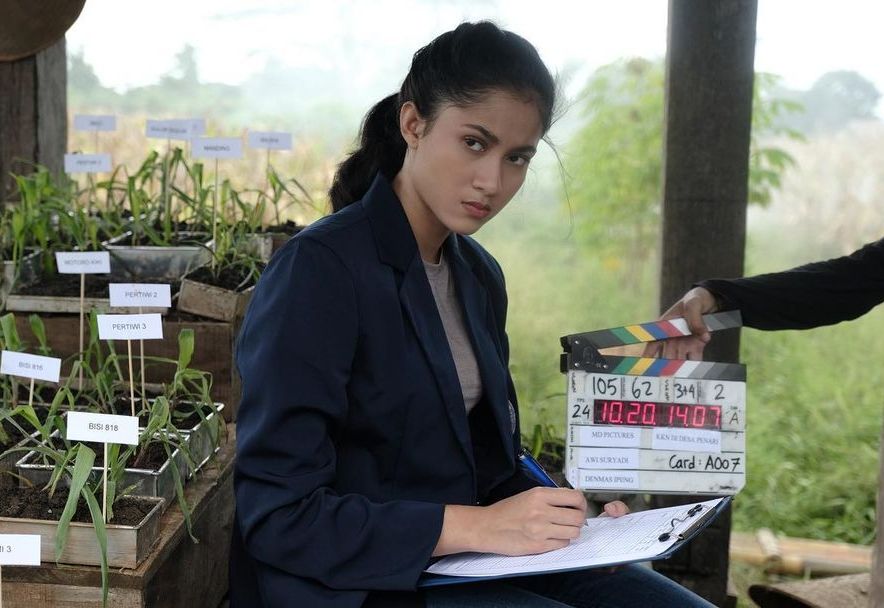 Perankan karakter perempuan Ayu pada film KKN di Desa Penari, simak deretan film lainnya yang dibintangi Aghniny Haque. 