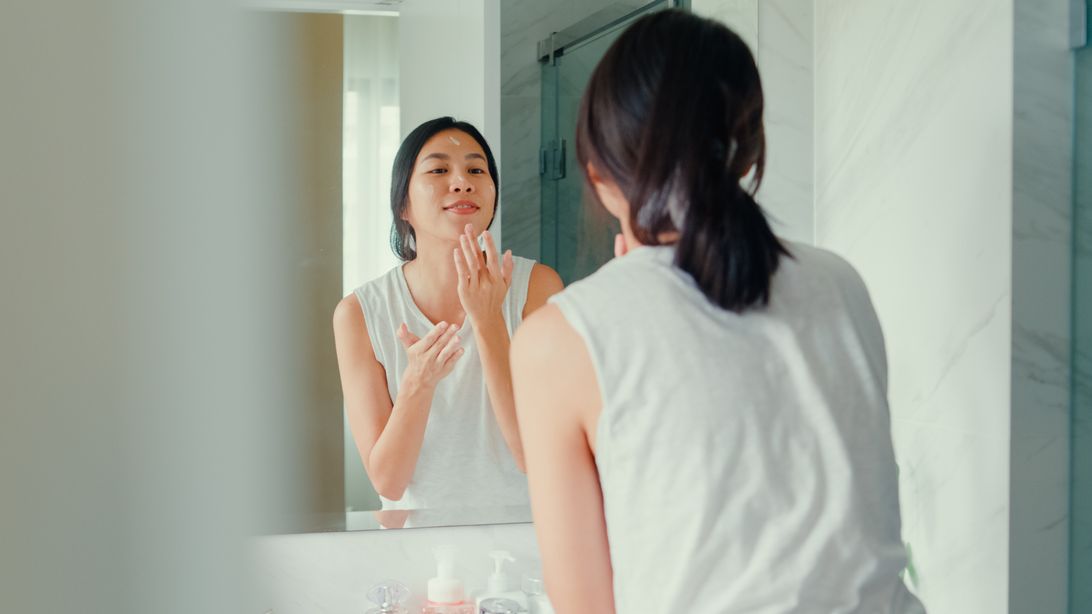 Rekomendasi skincare yang ampuh atasi kukit kusam hingga bekas jerawat di wajah. Simak ulasan lengkapnya.
