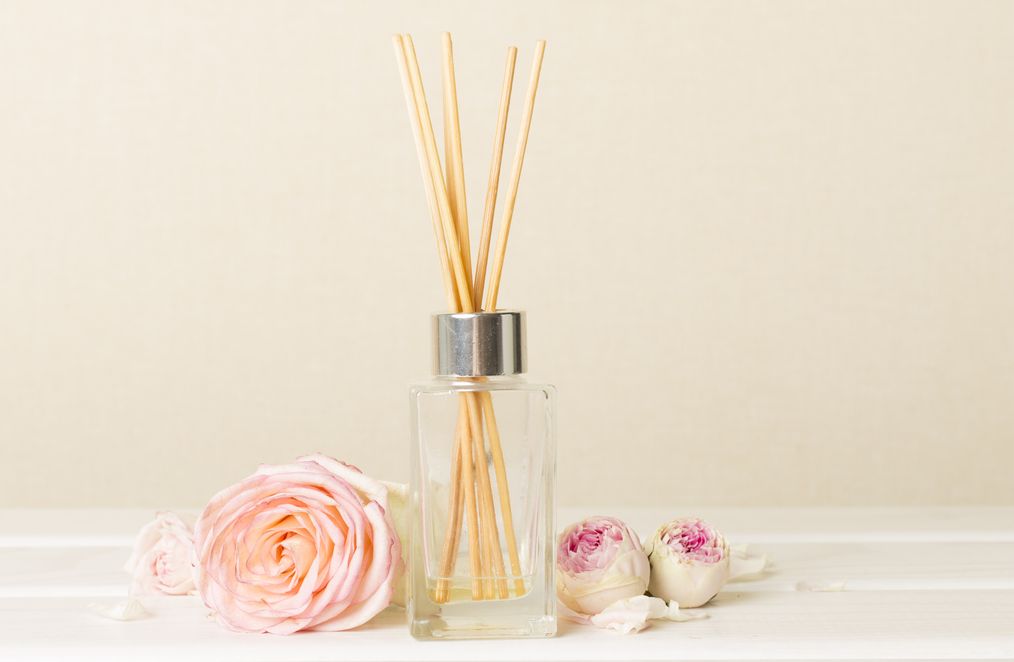 Simak, berikut ini 5 rekomendasi reed diffuser untuk hampers Lebaran 2023, ada aroma kopi hingga patchouli.