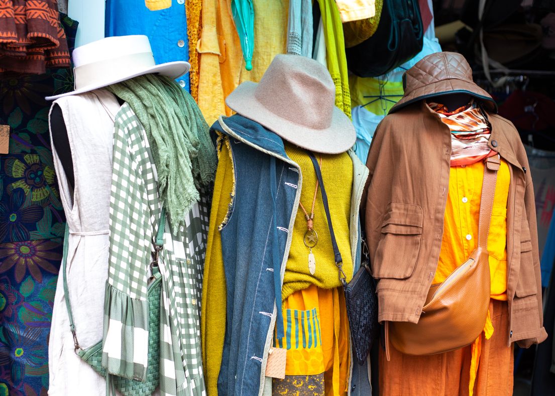 Meski konsepnya sesama membeli baju bekas, Kawan Puan harus tahu bahwa thrifting dan preloved itu berbeda, simak selengkapnya.