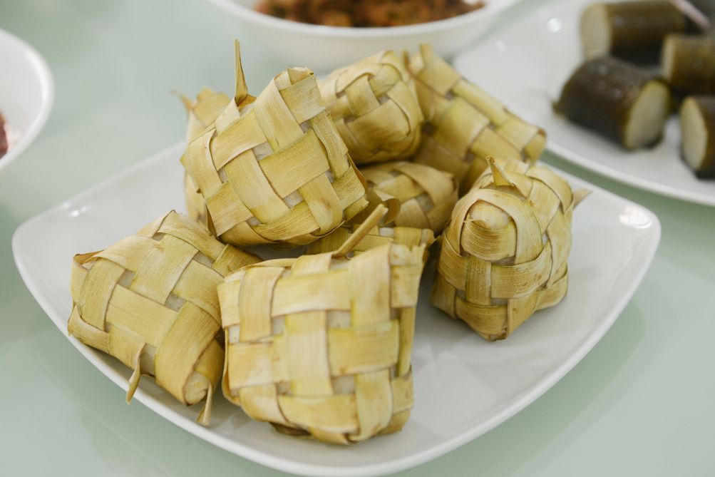 Berikut ini 3 tips menghangatkan ketupat sisa Lebaran, salah satunya dengan meletakkan di suhu ruang