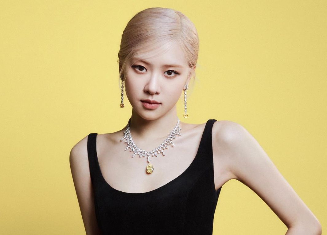 Kerap tampil dengan makeup natural, MUA BLACKPINK bagikan tips makeup smokey eyes ala Rose BLACKPINK. 