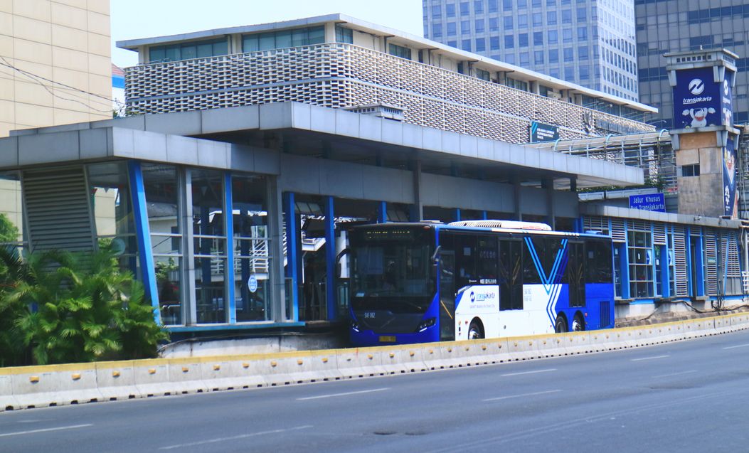 DKI Jakarta yang masuk PPKM Level 1 membuat jam operasional Transjakarta berubah. Kini, operasional Transjakarta sampai pukul 22.00 WIB.
