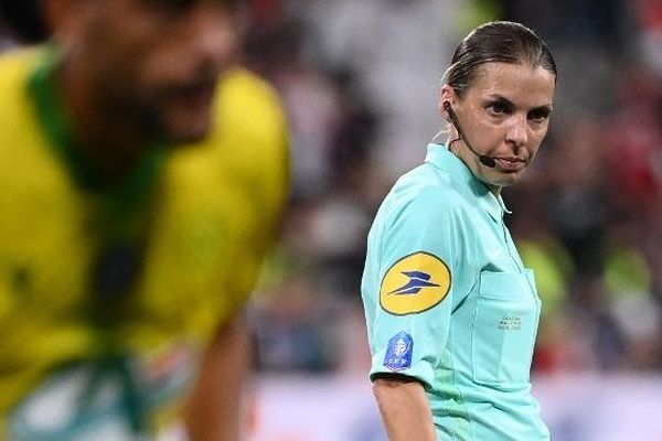 Siapa sosok Stephanie Frappart yang jadi wasit perempuan di Piala Dunia 2022 Qatar? Yuk, intip profilnya!