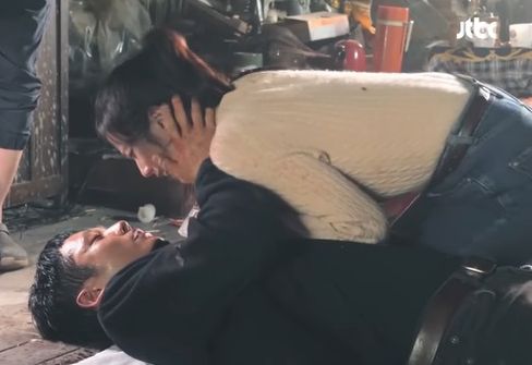 Jisoo BLACKPINK dan Jung Hae In membagikan momen di balik layar syuting terakhir drama Snowdrop. Yuk kita intip keseruannya!