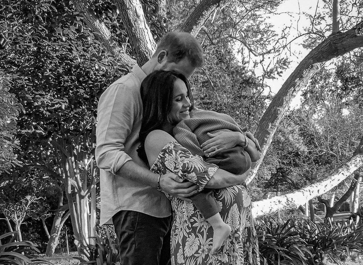 Pangeran Harry dan Meghan Markle bagikan foto kehamilan anak kedua mereka pada 8 Maret lalu. Keduanya juga beberkan prediksi kelahiran anak keduanya. 
