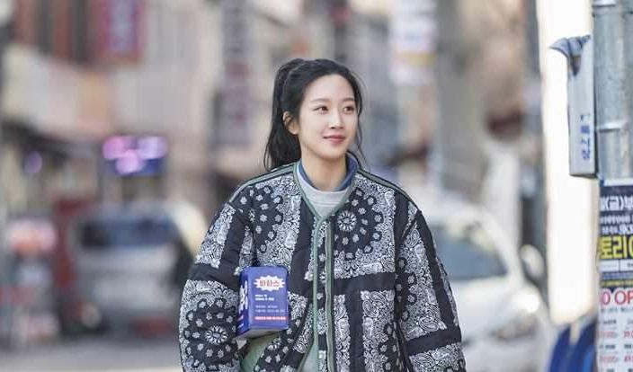 Perankan karakter perempuan di drakor Link: Eat, Love, Kill, simak gaya Moon Ga Young mengenakan outfit knitwear. 