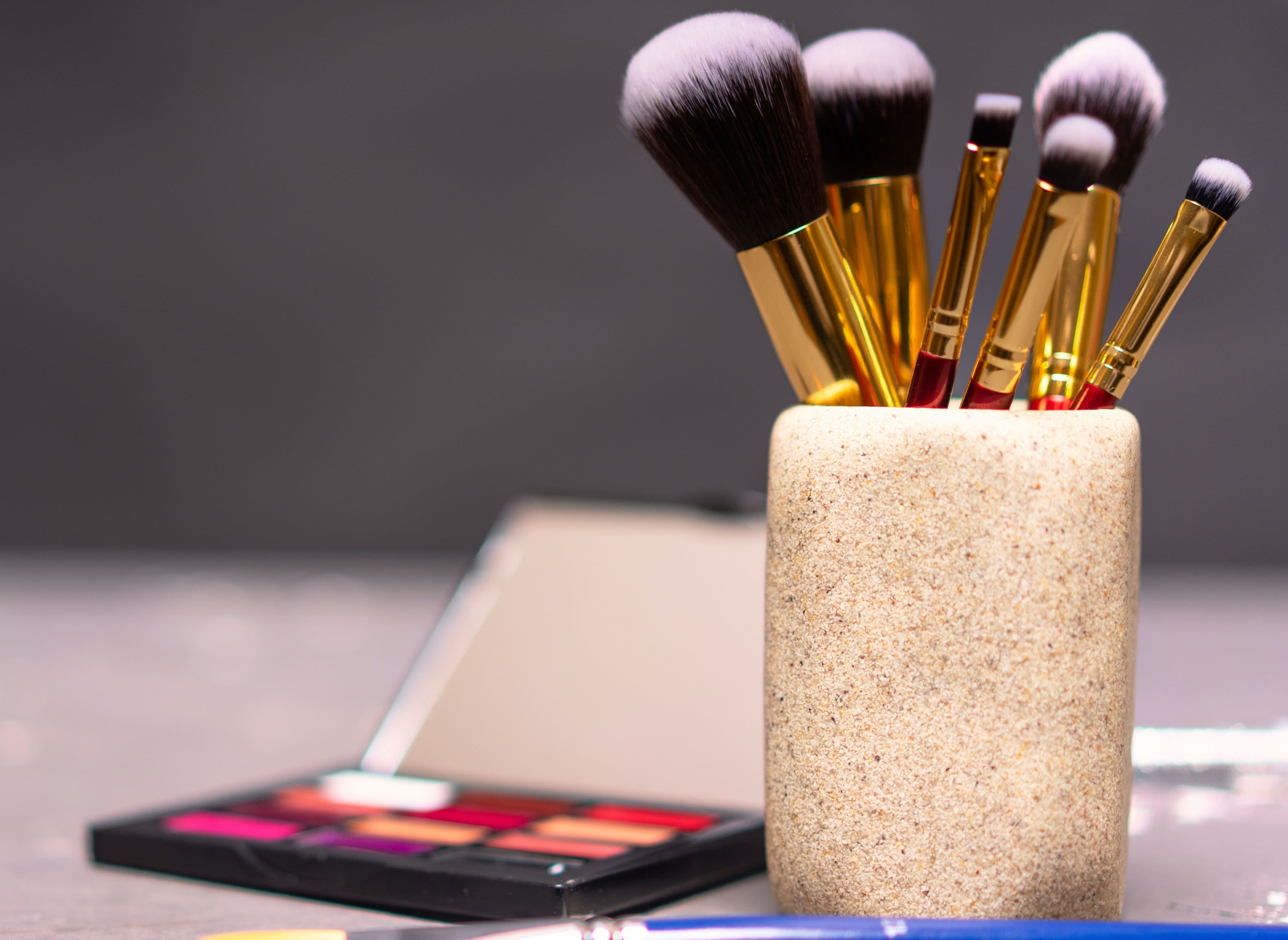 Berikut 7 jenis makeup brush yang paling esensial untuk digunakan dalam makeup routine. Ada foundarton brush, powder brush, hingga eyeshadow brush.
