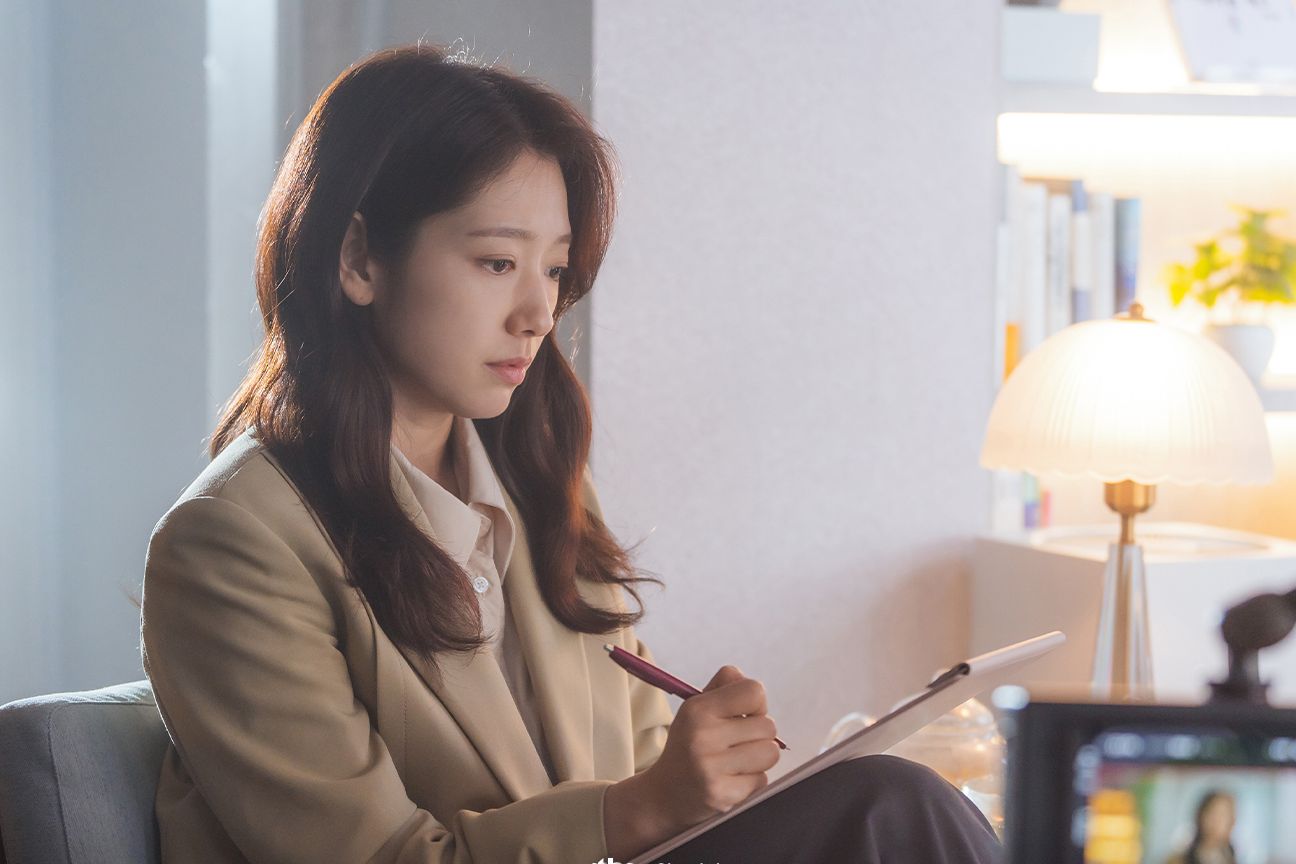 Tanpa disadari, dalam sinopsis drakor Doctor Slump, Ha Neul (Park Shin Hye) mengalami depresi. Kenali penyebab dan gejalanya.