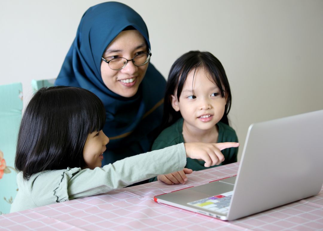 Berikut persiapan yang bisa dilakukan pihak sekolah, orang tua, dan siswa agar hybrid learning berjalan efektif.