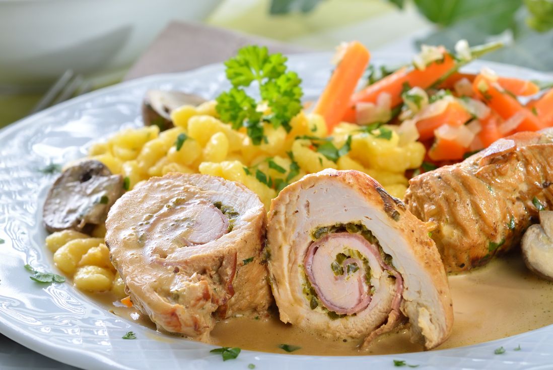 Rolade ayam cocok untuk dijadikan lauk makan siang guna memenuhi asupan protein harian. Yuk, simak tips memasak praktis rolade ayam berikut!