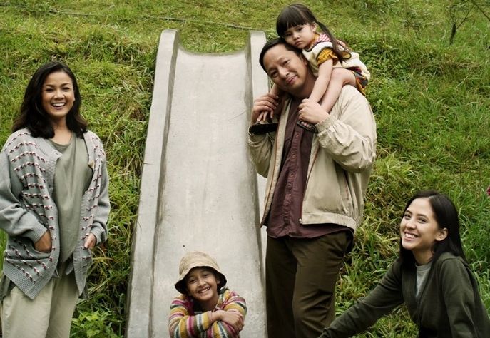 Review dan ulasan film Keluarga Cemara 2, sedang tayang di bioskop Indonesia dan menampilkan Adhisty Zara hingga Nirina Zubir.