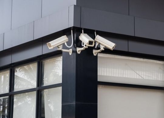 Di mana tempat terbaik memasang CCTV di rumah? Ini beberapa lokasi yang tepat dan tips menentukan angle kamera pengawas!