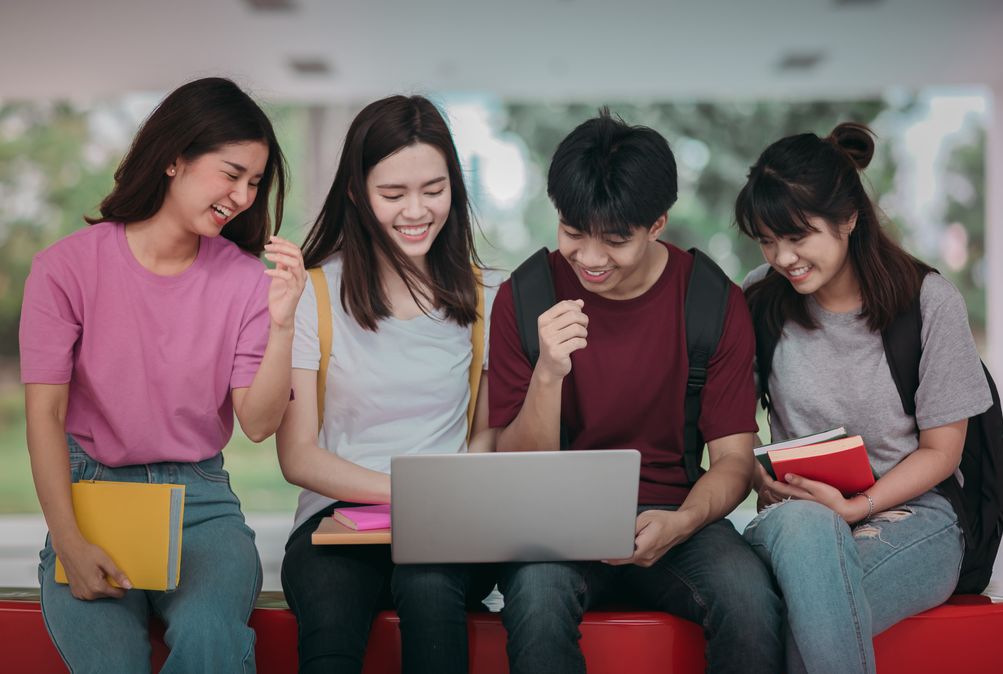Pusat Pasar Kerja atau Pasker ID Kemnaker menawarkan solusi ini untuk masalah ketidakcocokan lowongan dengan jurusan pencari kerja.