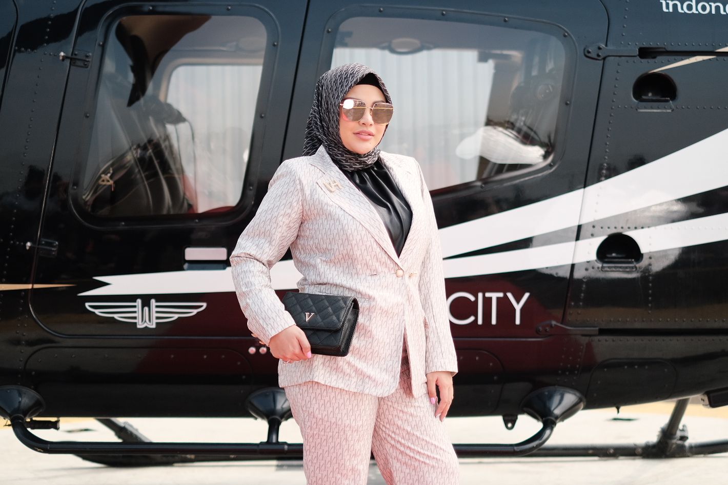Ada sandal putih hingga kemeja harga jutaan rupiah, intip yuk beragam harga outfit Aurel Hermanysah berikut ini!