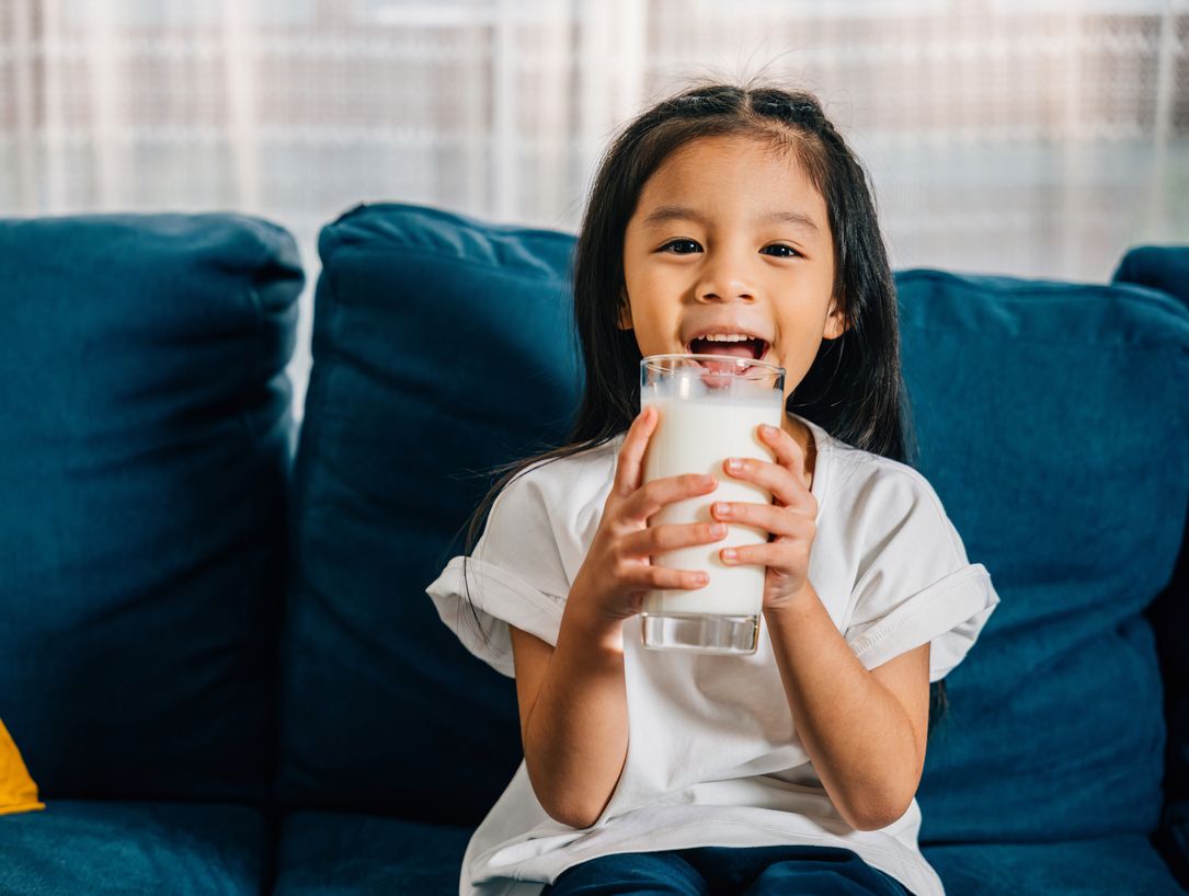 Berikut ini 3 tips memilih susu segar untuk anak supaya kebutuhan kalori dan nutrisi anak tercukupi, simak kata dokter.
