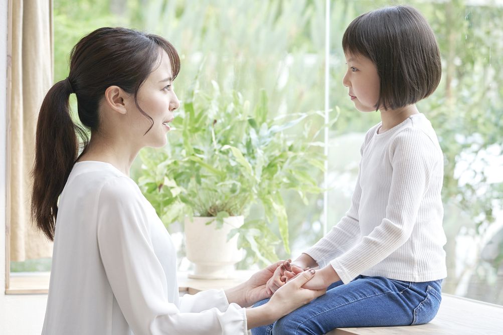 Tak sekadar hati-hati, begini cara mengajarkan pada anak tentang bahaya orang asing yang mungkin mereka temui!