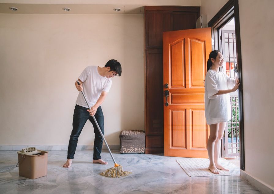 Tips membersihkan rumah sepulang liburan agar kamu bisa lekas istirahat dan tidak kerepotan. Seperti apa?