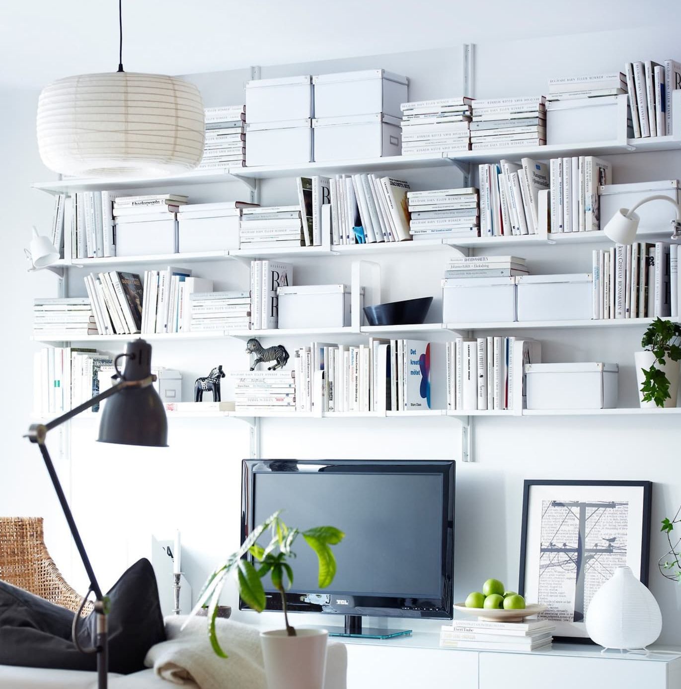 Bingung menata barang pada lahan sempit? Ini tips dari  katalog IKEA yang bisa kamu contek untuk memaksimalkan ruang penyimpanan di ruang sempit. 