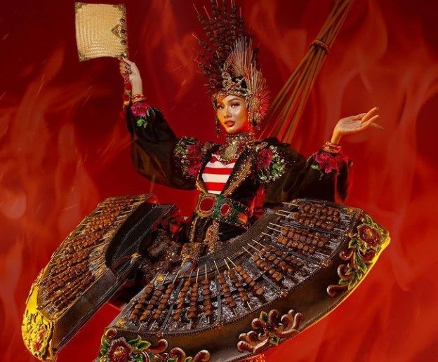 Aurra Kharishma, perwakilan Indonesia untuk ajang Miss Grand Internasional tampil dalam busana bertema Sate Madura dalam kompetisi kostum nasional. 