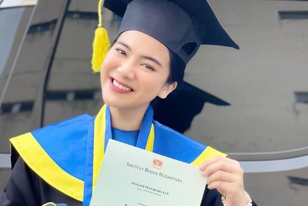 Felicya Angelista lulus dengan predikat cum laude yang diketahui cukup sulit untuk diraih dan perlu usaha luar biasa untuk mencapainya.