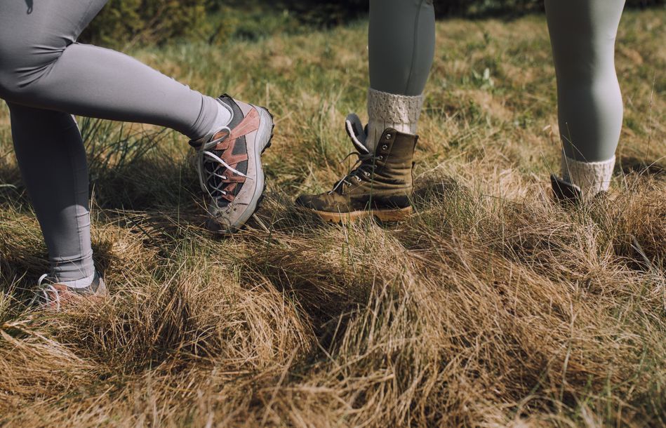 Bertepatan dengan Hari Gunung Internasional yang diperingati pada 11 Desember, yuk cari tahu rekomendasi sepatu gunung untuk perempuan