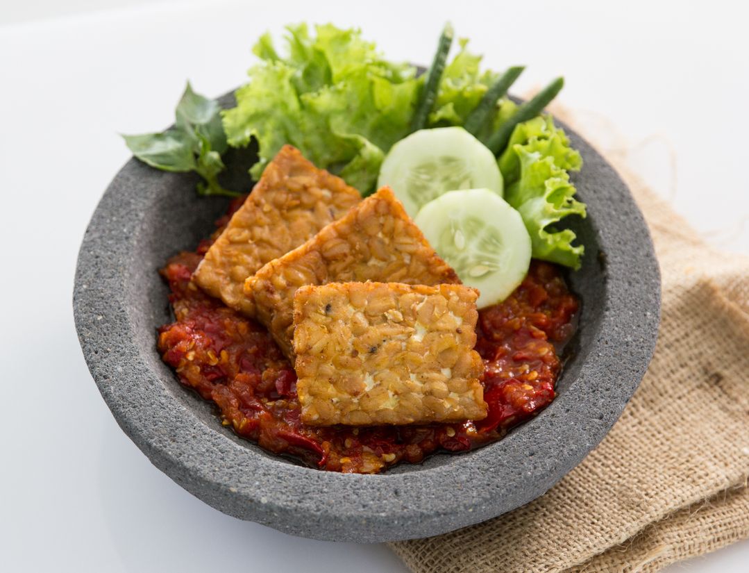 Cobek batu atau ulekan kerap digunakan untuk melumatkan sambal. Agar tahan lama, simak cara membersihkan cobek batu berikut ini.