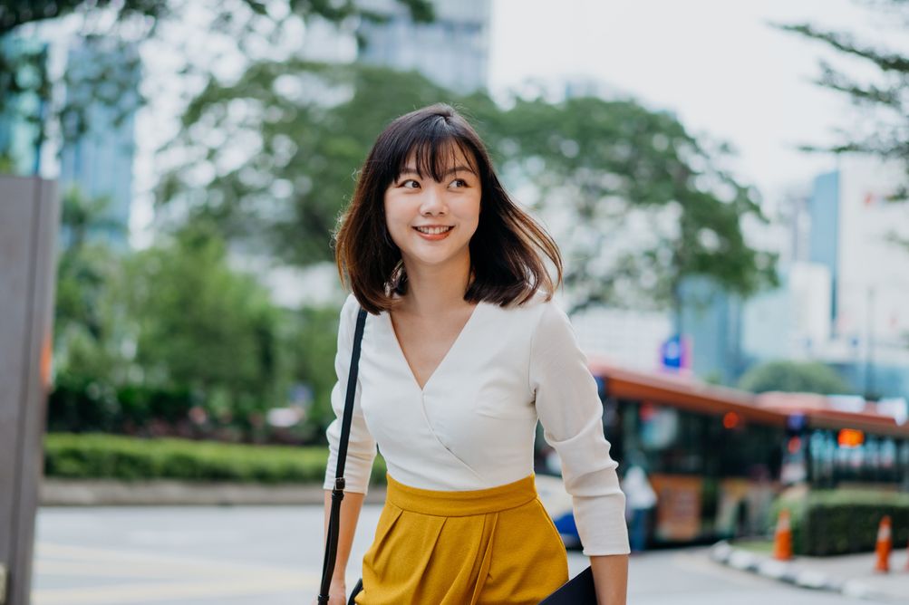 Fashion item WFO ini bisa membuatmu tampil lebih fresh dan modis saat kembali bekerja kantoran nanti. Wah, ada apa saja ya?