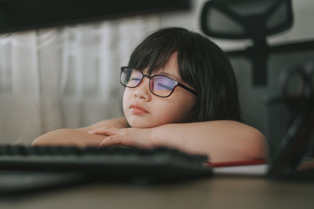 Ada berbagai penyebab anak malas, mulai stres hingga kurangnya kompetensi. Sebagai orang tua, kenali penyebab anak malas belajar berikut.