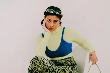 Awkarin tampil fresh dengan outfit warna serba hijau sage.