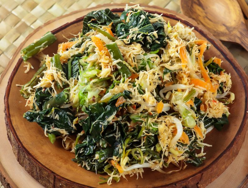 Urap adalah sajian khas Jawa yang dicampur kelapa parut dengan aneka bumbu. Simak, inilah tips memasak praktis bumbu urap agar tidak cepat basi!
