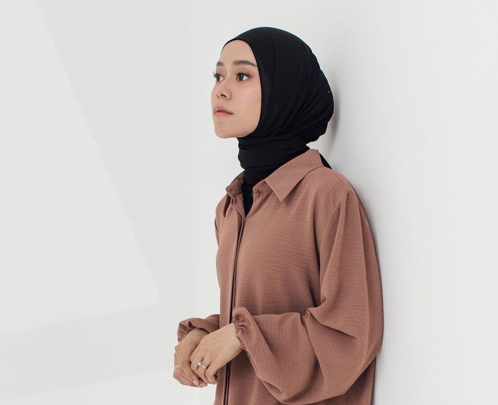 Lesti Kejora merupakan penyanyi dangdut asal Indonesia. Melalui jalan terjal untuk meraih mimpi, ini perjalanan karier Lesti.