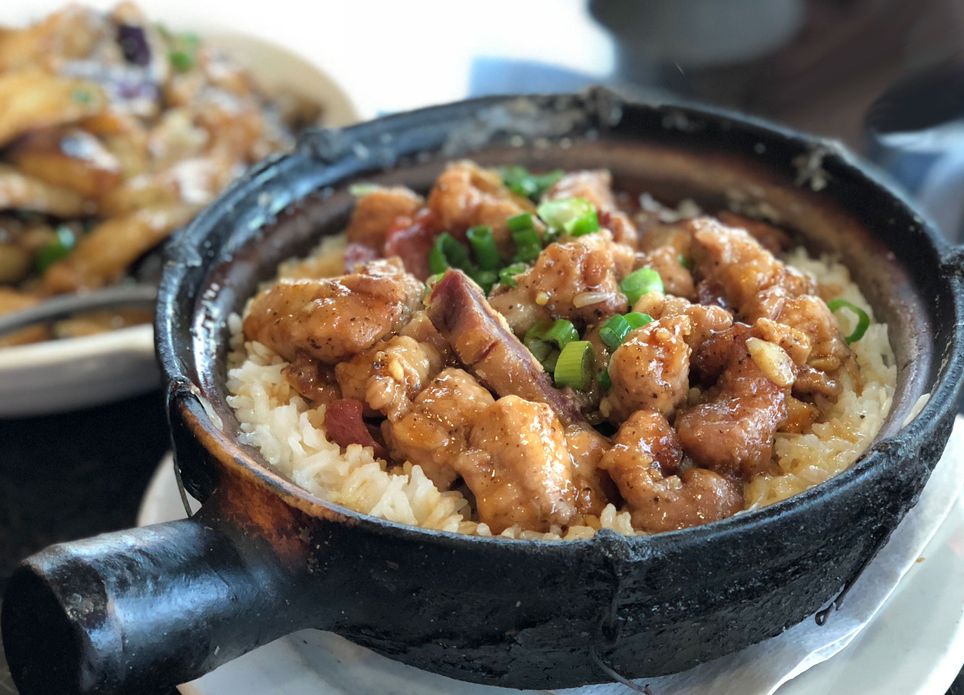  Berikut ini 3 tips makan claypot nasi agar lebih nikmat, salah satunya dengan menambahkan bumbu supaya gurih