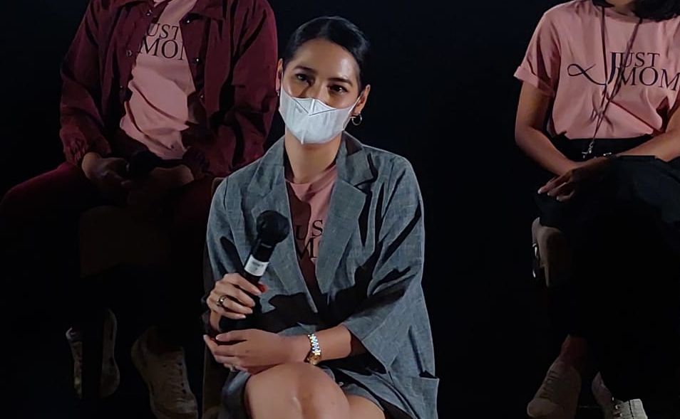 Niken Anjani mengungkap bahwa dirinya jadi ingin lebih dekat dengan sosok ibunda setelah menyelesaikan syuting film Just Mom. Apa alasannya?