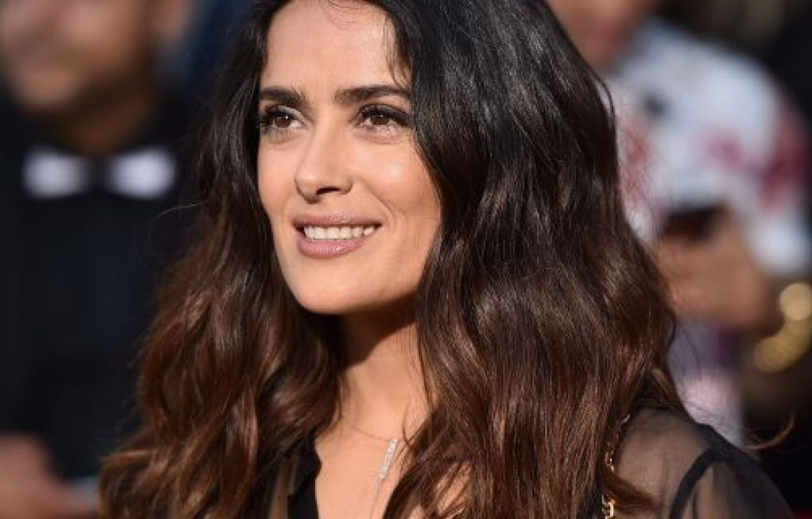 Aktris Salma Hayek sempat terkena Covid-19. Dari isolasi selama 7 minggu hingga diberi bantuan oksigen, Salma menceritakan perjuangannya. 