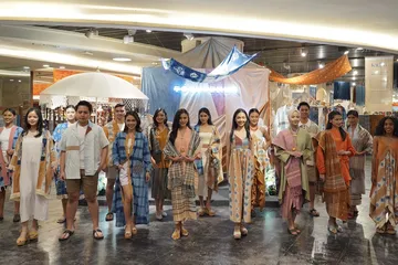 Inspirasi gaya pakai tenun Batak dengan Pewarna Alami dari Tobatenun koleksi Terbit.
