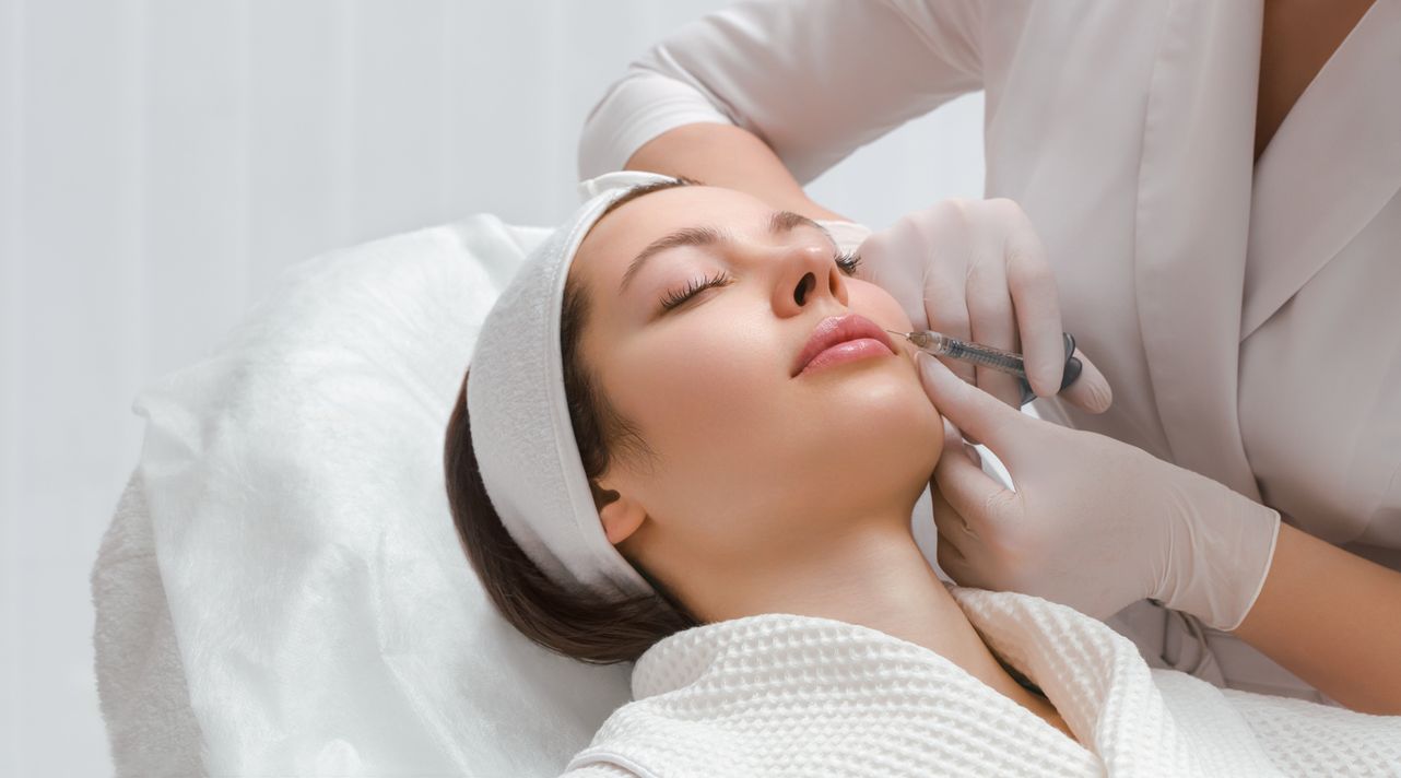 Selain skincare, treatment kecantikan ternyata juga bisa dikombinasikan untuk mengatasi berbagai permasalahan kulit.