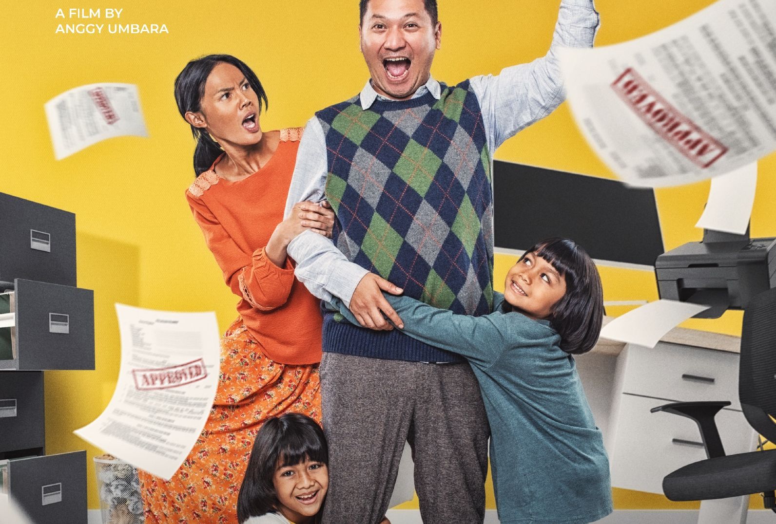 Salah pekerjakan orang sebagai analis kredit hingga sebabkan kekacauan keuangan, berikut sinopsis film Mukidi tayang 11 April 2024 di Prime Video.