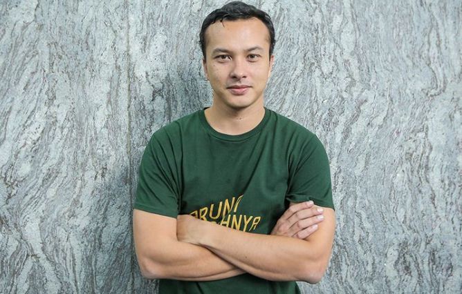 Nama Nicholas Saputra mendadak trending di Twitter gara-gara lakukan ini ke seorang ibu-ibu yang sedang antre vaksin.