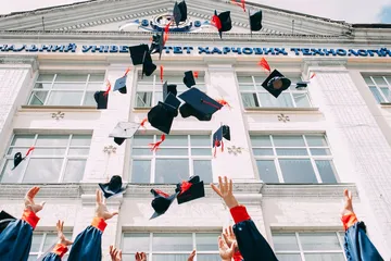Lulusan sarjana dengan gelar cum laude